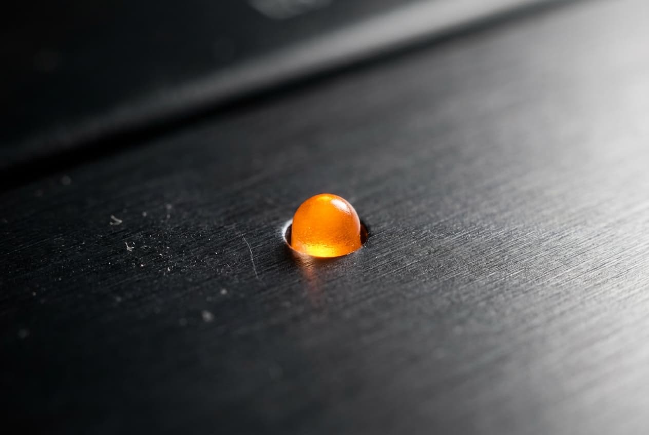 Que faire quand un lave vaisselle Oceanic clignote ? Gros plan sur un voyant orange clignotant sur le panneau de commande d'un lave-vaisselle.