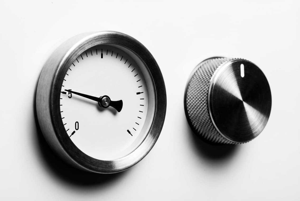 Problème chaudière Domusa : identifier les pannes et codes Gros plan sur le manomètre de pression d'une chaudière Domusa