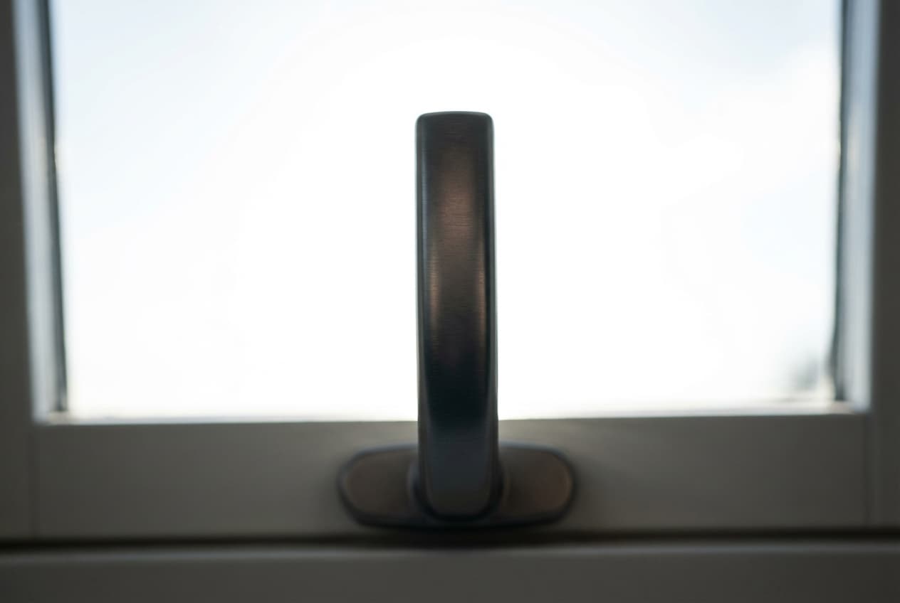 Clapet ventilation Velux toujours ouvert : causes et réglage Détail de la barre de manœuvre et du clapet de ventilation d'un châssis de toit Velux.